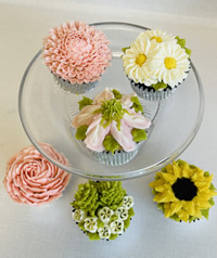 Piped buttercream flower cupcakes
