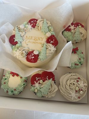 Christmas bento box with a Merry Christmas buttercream bento cake and festive cupcakes
